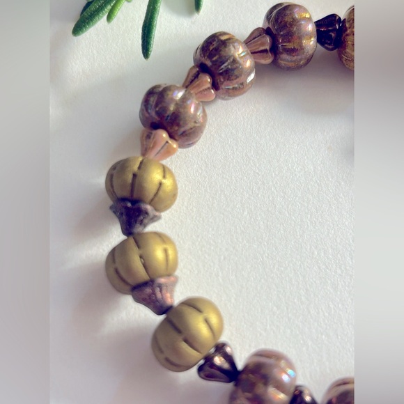 NWOT bracelet Pumpkins & Autumn Leaves rose Czech Glass, charms, stretch Osfm - Picture 3 of 9